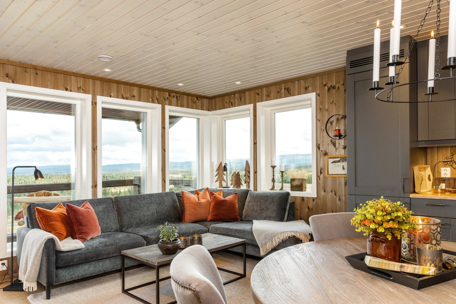 Oppholdsrommet har plass for spisegruppe og sofahjørne med tilhørende møblement. Galleribilde