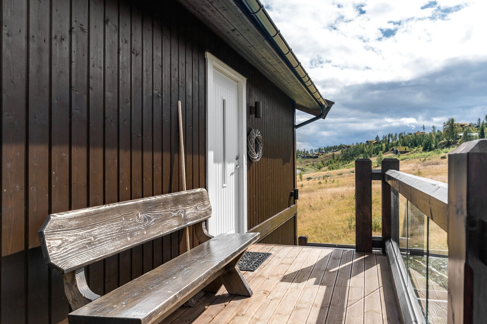 Inngangsparti hvor man kan nyte ettermiddagssolen. Galleribilde