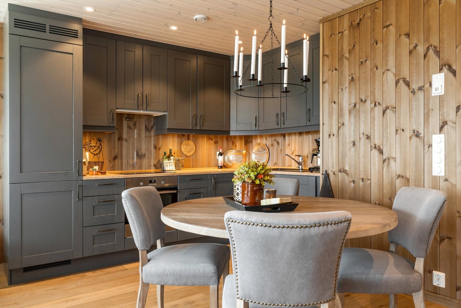 Kjøkkenet har godt med oppbevaringsplass i skuffer og skap. Galleribilde