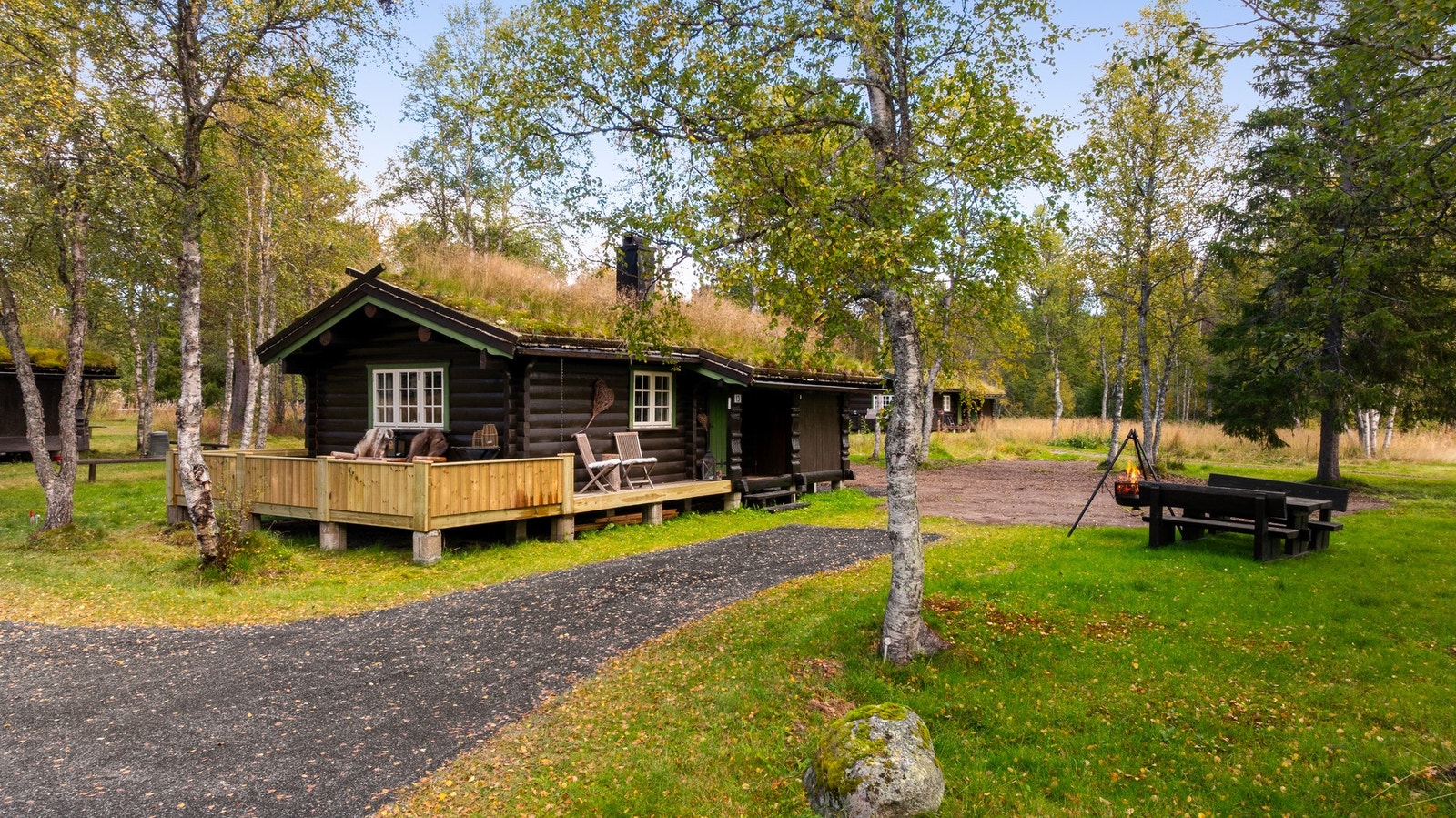 Tomten sommerstid. Hytta har en av de største tomtene på feltet - selveier, hjørne tomt! Galleribilde