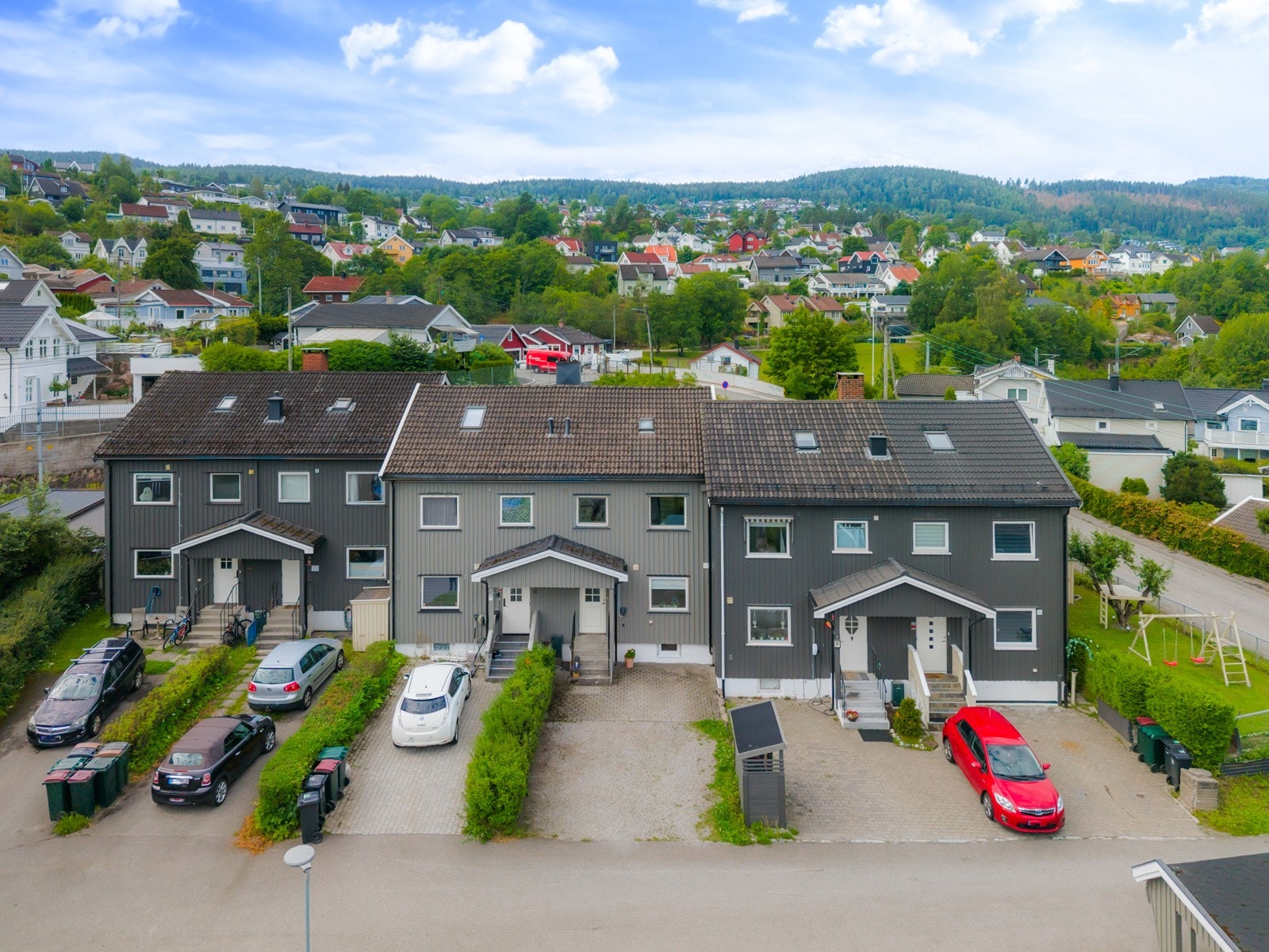 Trygt og familietilpasset nabolag med gangavstand ned til Brandengen skole. Galleribilde