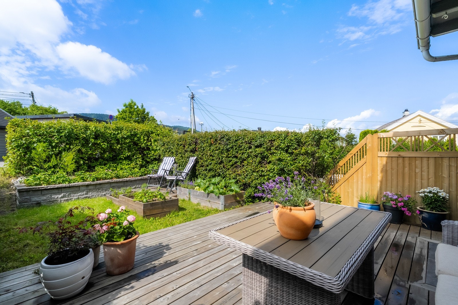 Nyere terrasseplatting fra 2021 og hage utenfor hovedstuen. Galleribilde