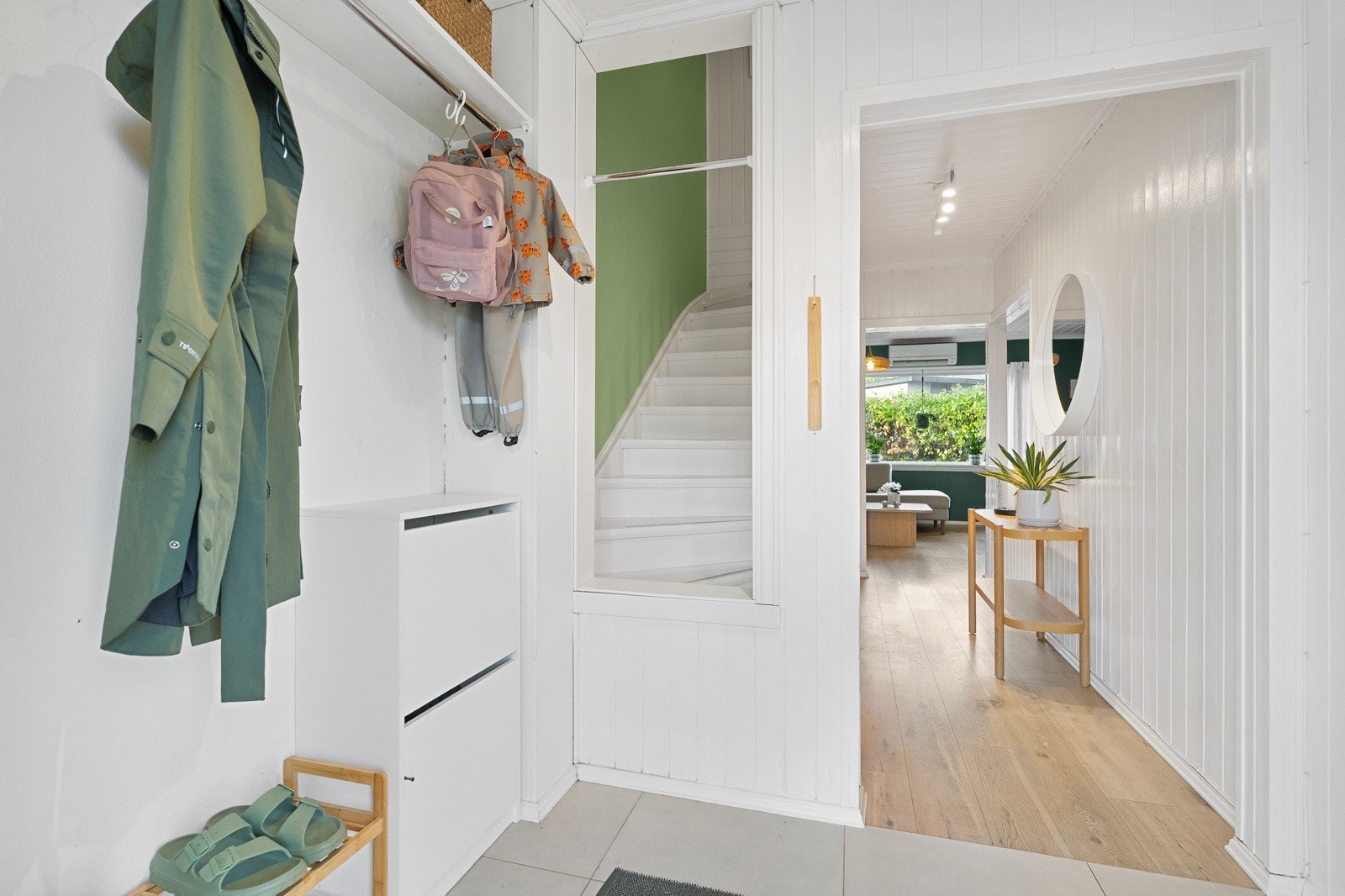 Inngang i 1. etasje via et lyst og hyggelig vindfang med plass til ytterklær og sko. Galleribilde