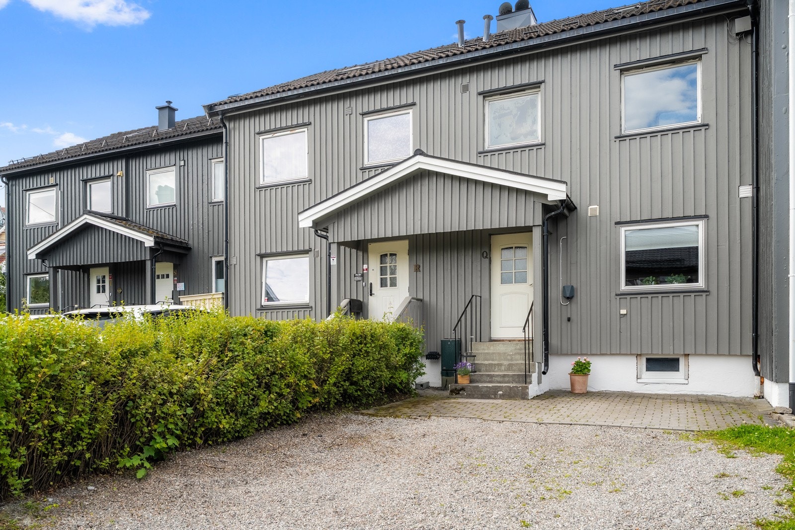 El.bil-lader er montert på husveggen. Galleribilde