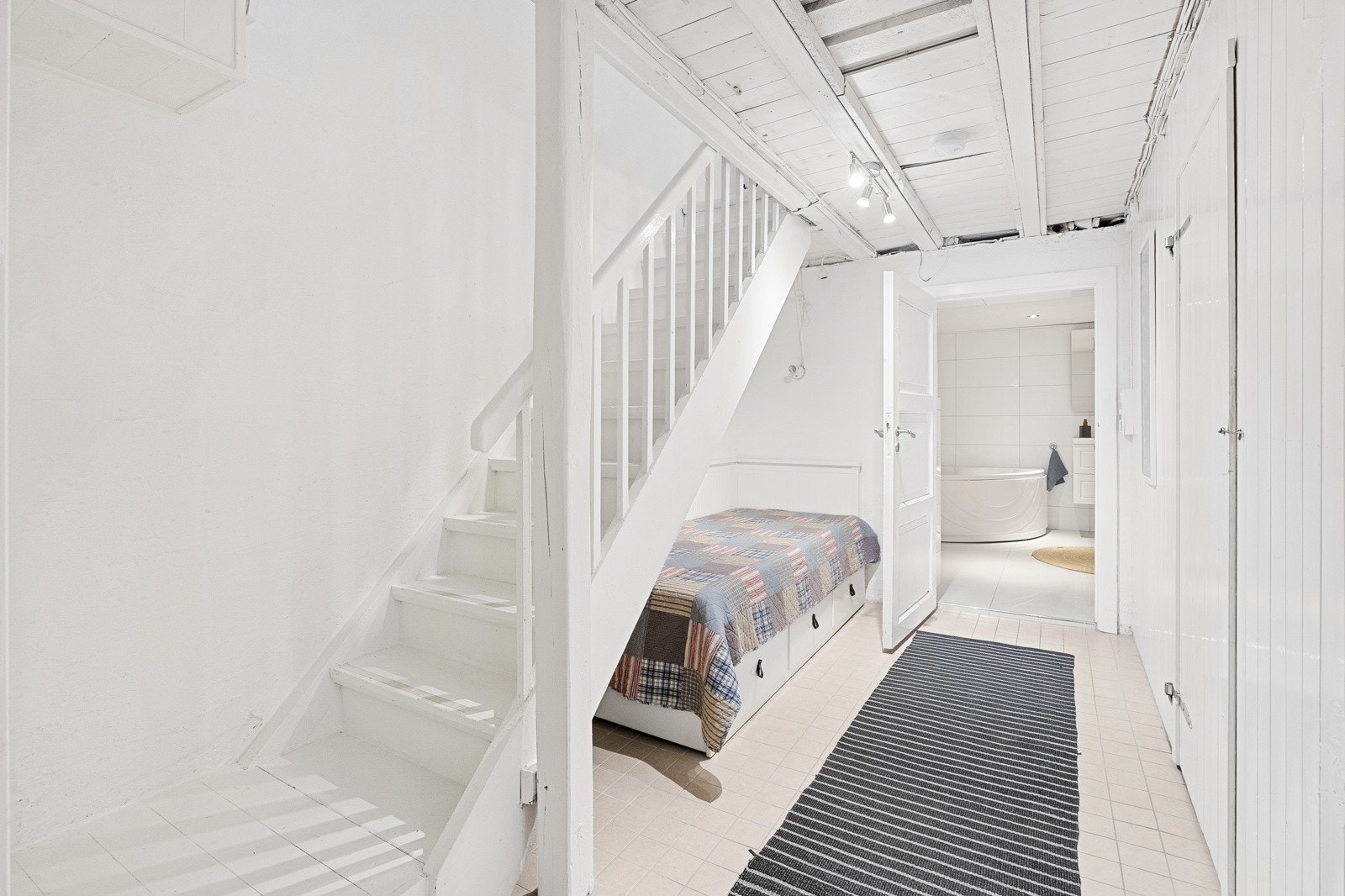 Trappegang kjeller med tilgang til én innvendig bod. Galleribilde