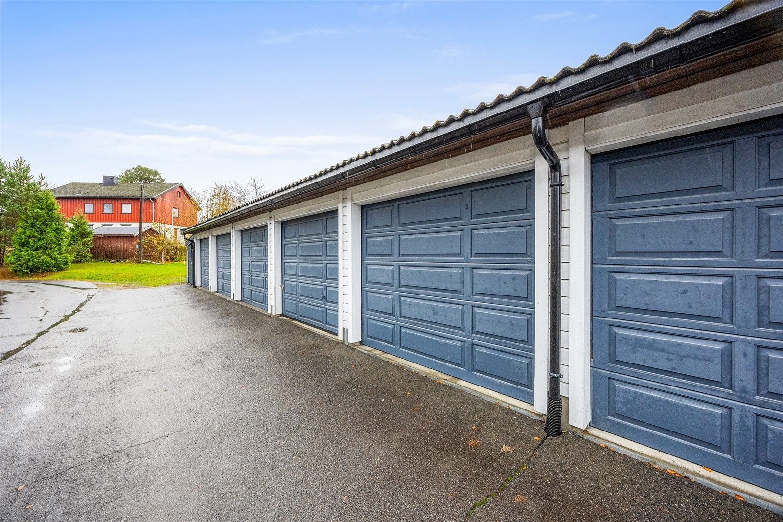 Garasjen har et areal på ca. 15 kvm og elektrisk port. Galleribilde