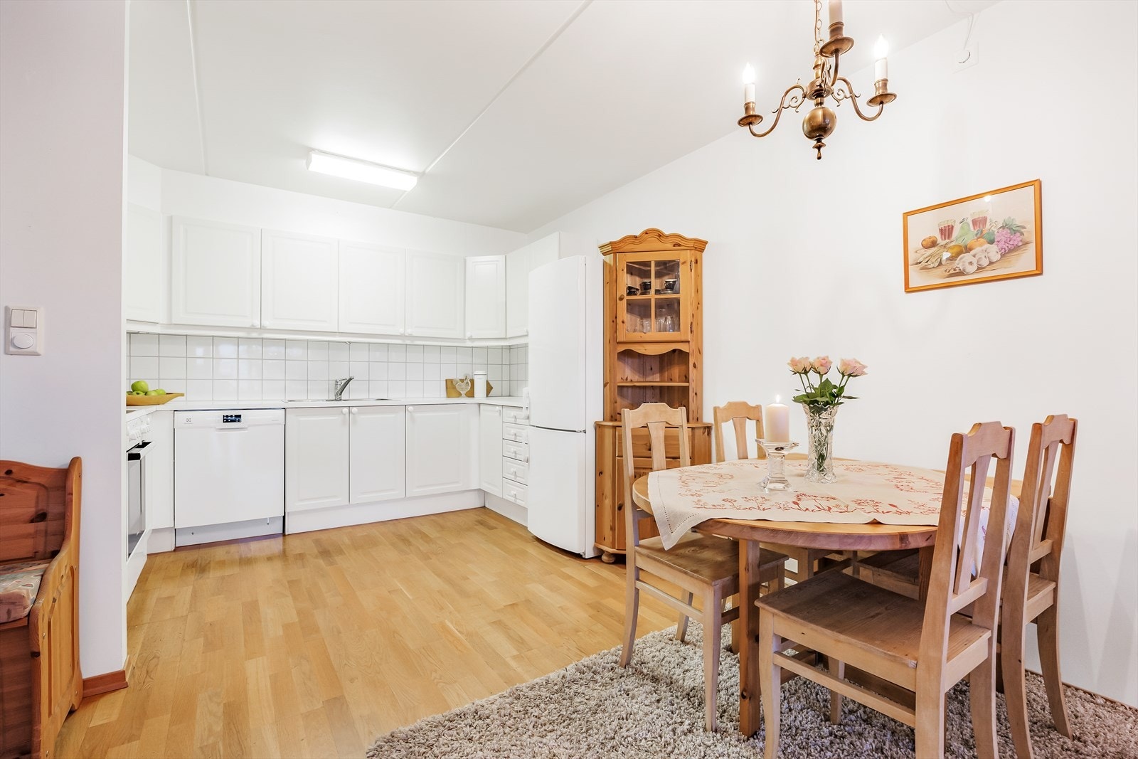 Ved kjøkkensonen er det naturlig plass til spisestuemøblement. Galleribilde