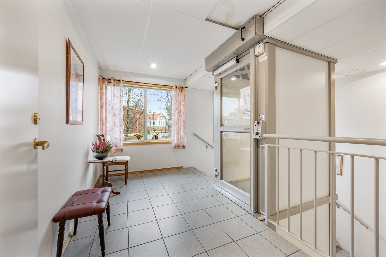 Leiligheten har adkomst både via trapp og heis. Galleribilde