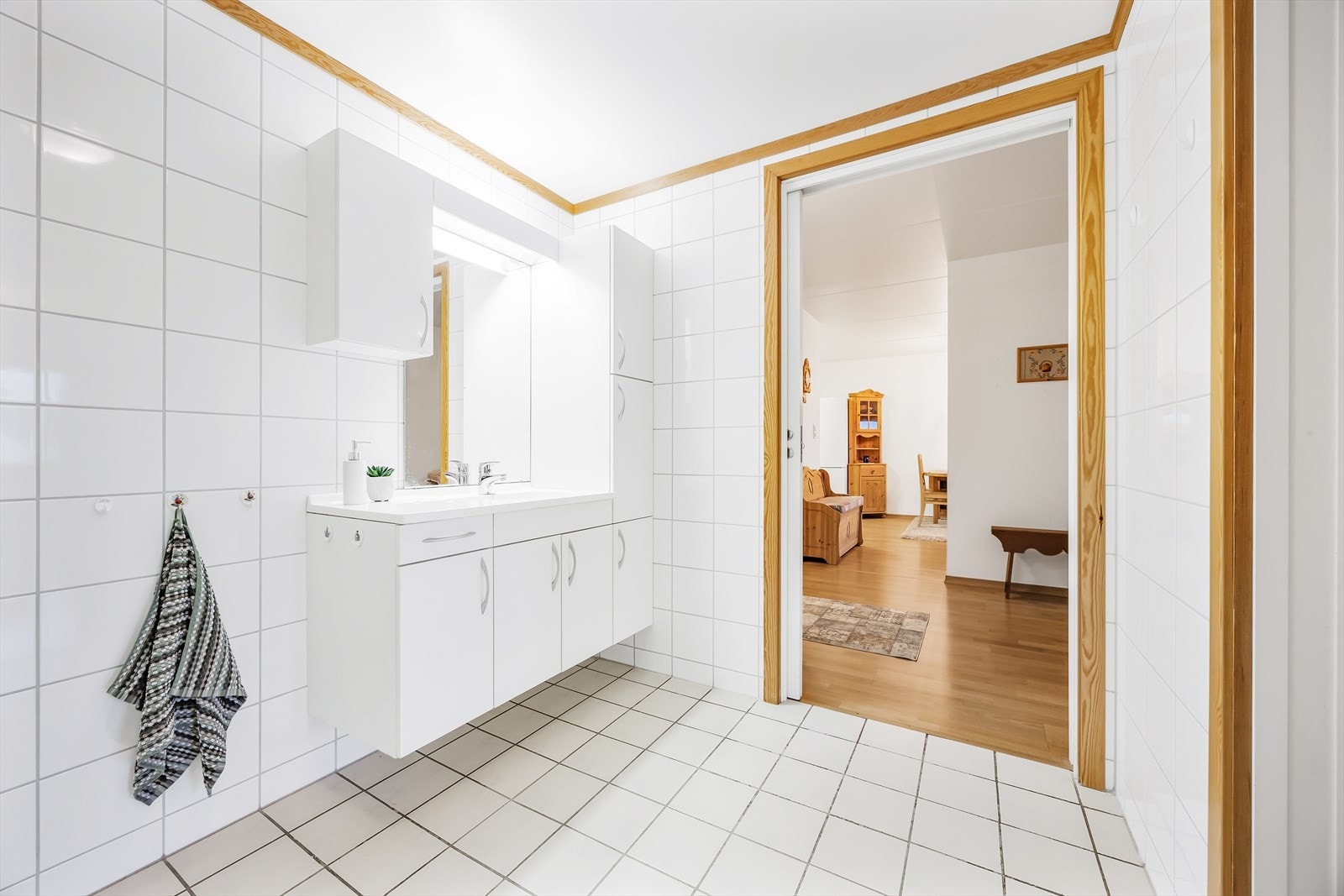 Videre er det gulvmontert toalett, dusjhjørne med skyvedører i glass og lun varme i gulvet. Galleribilde