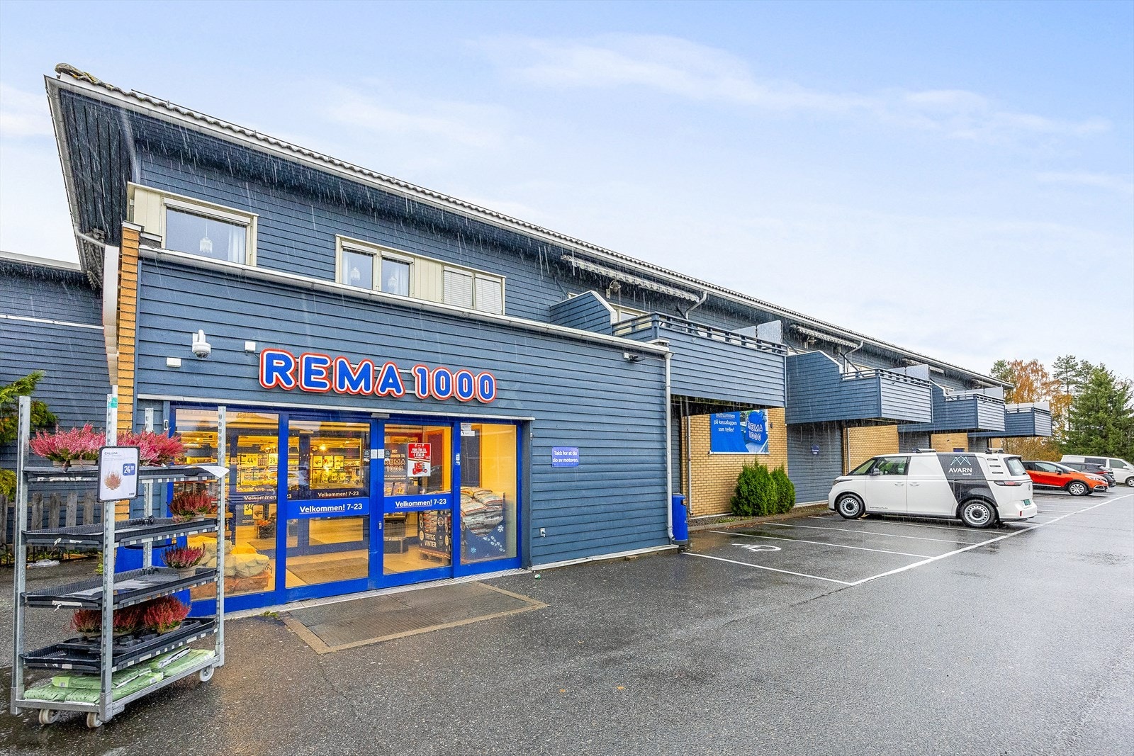 Leiligheten ligger midt i hjertet av Aursmoen sentrum og har rask adkomst til daglige servicetilbud. Galleribilde