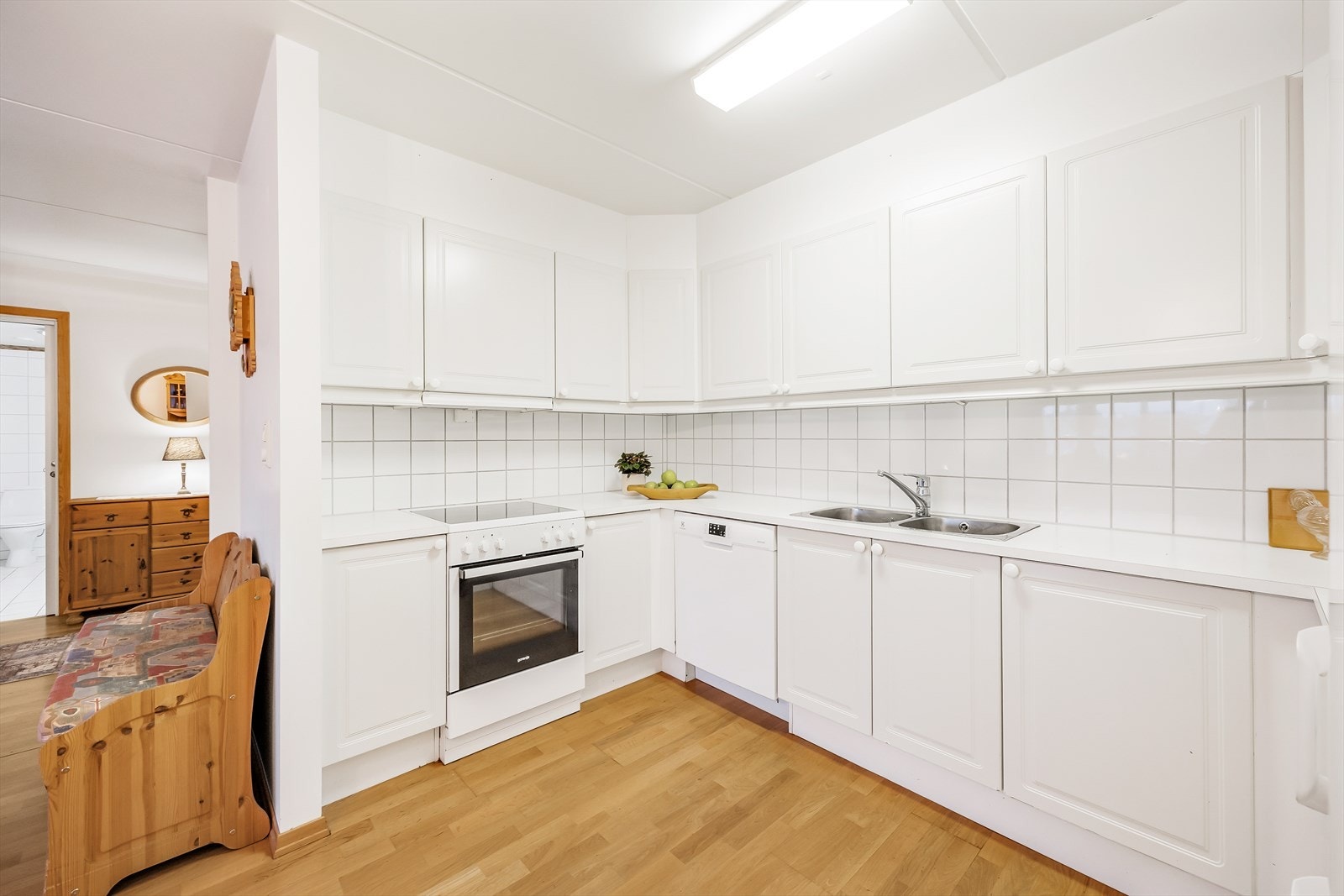 Det er nisje for komfyr, avsatt plass til kjøleskap og opplegg for oppvaskmaskin. Galleribilde