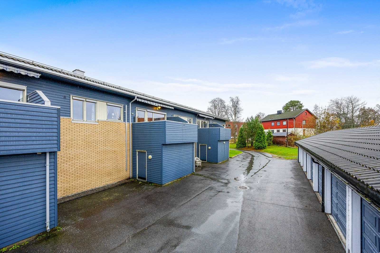 Til leiligheten medfølger garasjeplass i felles rekke. Galleribilde