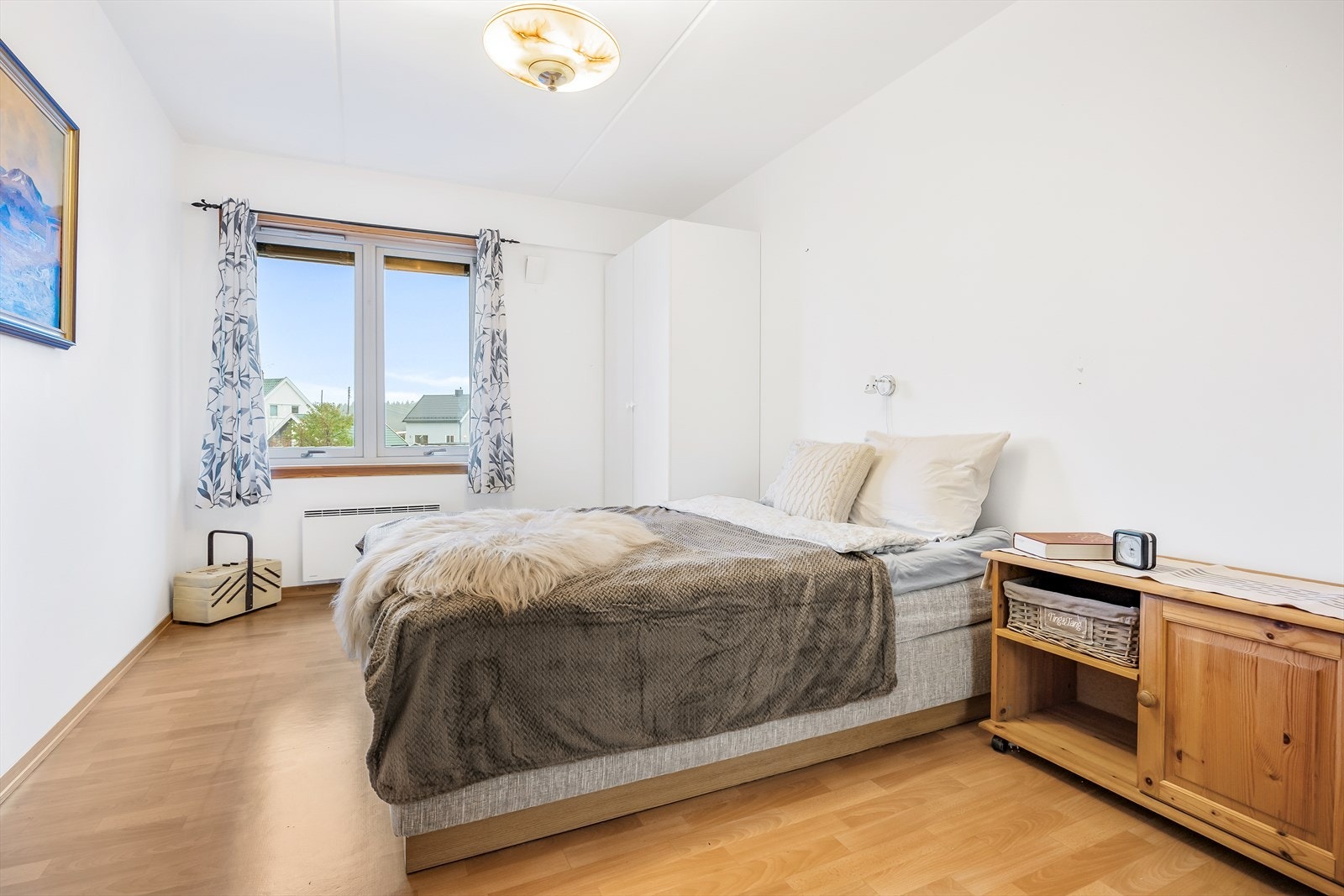 Det er god plass til dobbeltseng og tilhørende møblement. Galleribilde