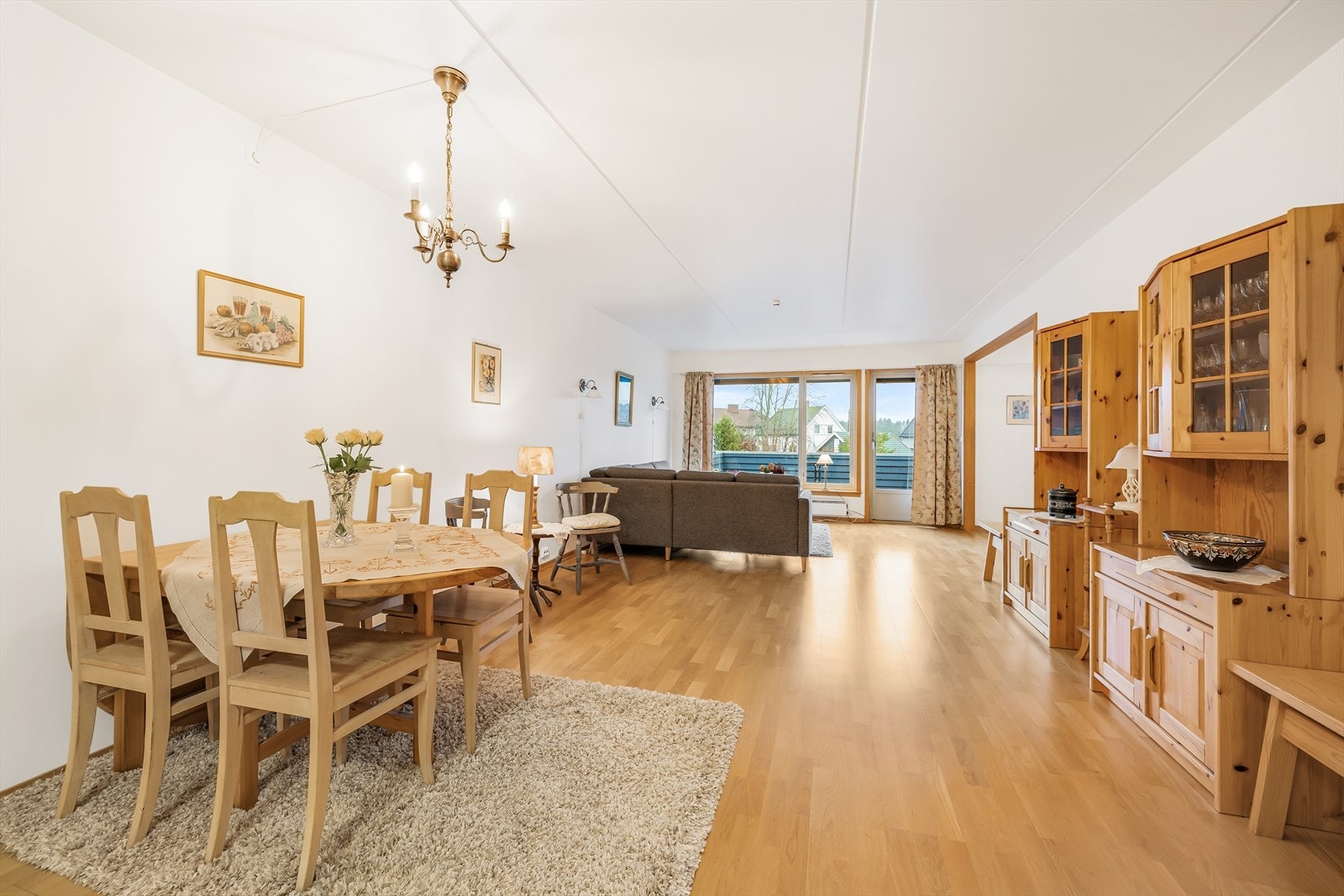 De store vindusflatene sørger for rikelig med naturlig lysinnfall. Galleribilde