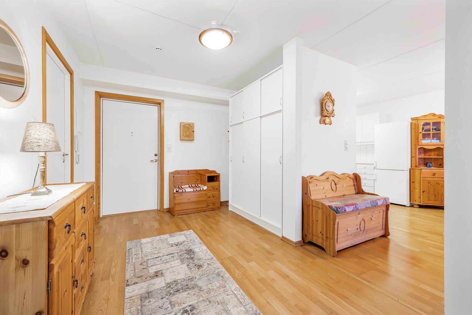 Entréen er romslig og gir automatisk en følelse av god plass til garderobeløsning og kommoder. Galleribilde