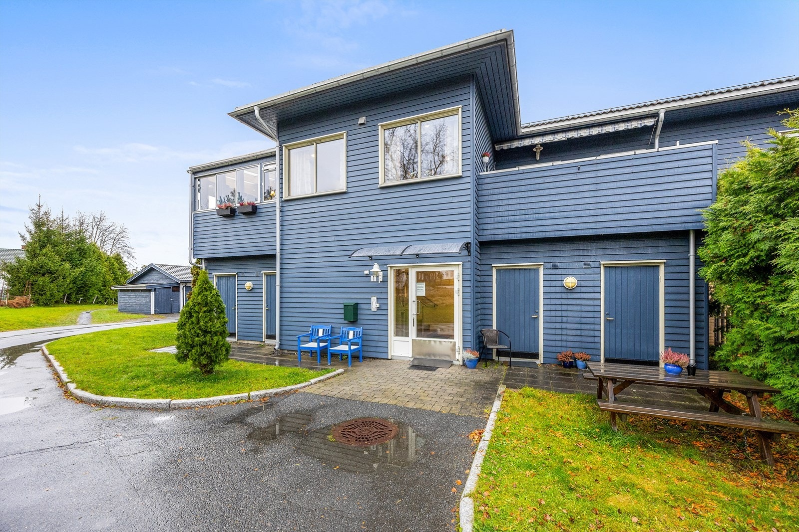 Leiligheten ligger i bygningens andre etasje, med dkomst på bakkeplan, det er både heis og trapp opp til 2.etg. Galleribilde