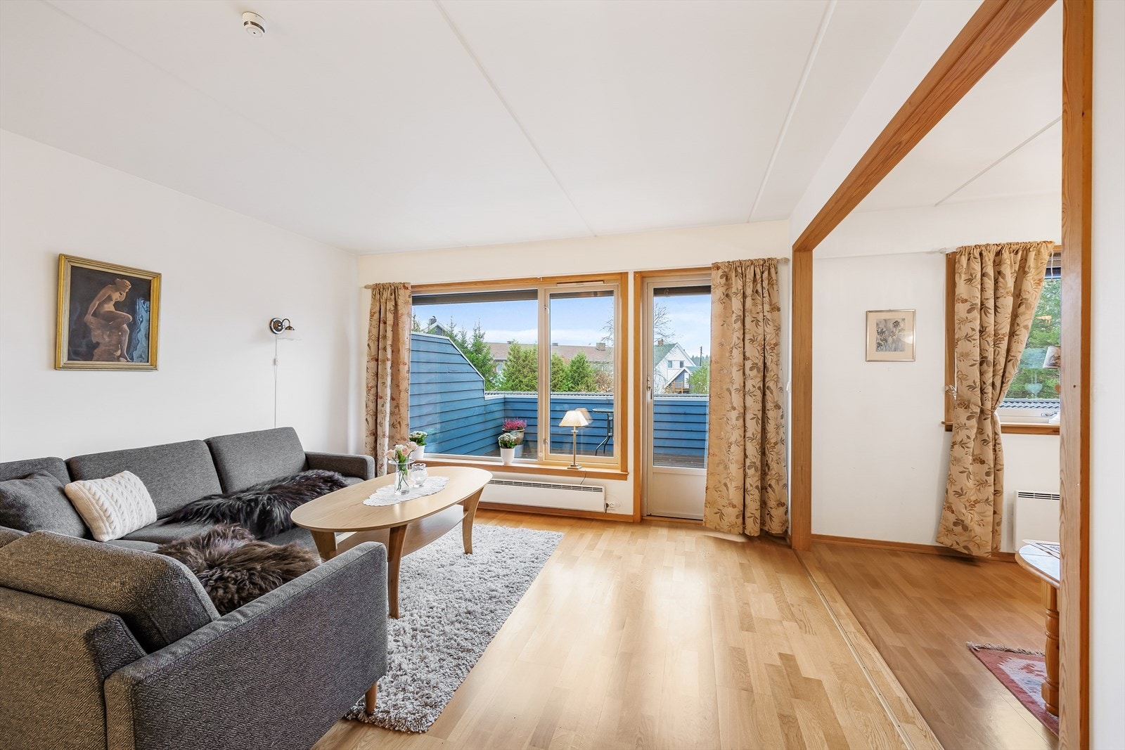 Fra stuesonen er det utgang til den vestvendte verandaen. Galleribilde