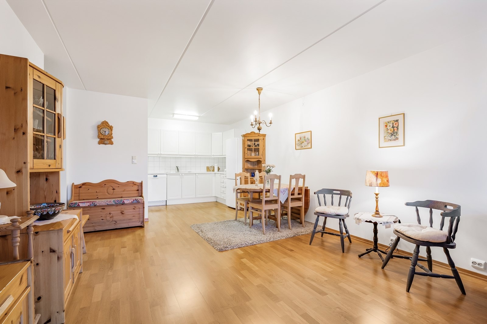 På gulvet er det parkett, mens veggene er hvitmalte. Galleribilde