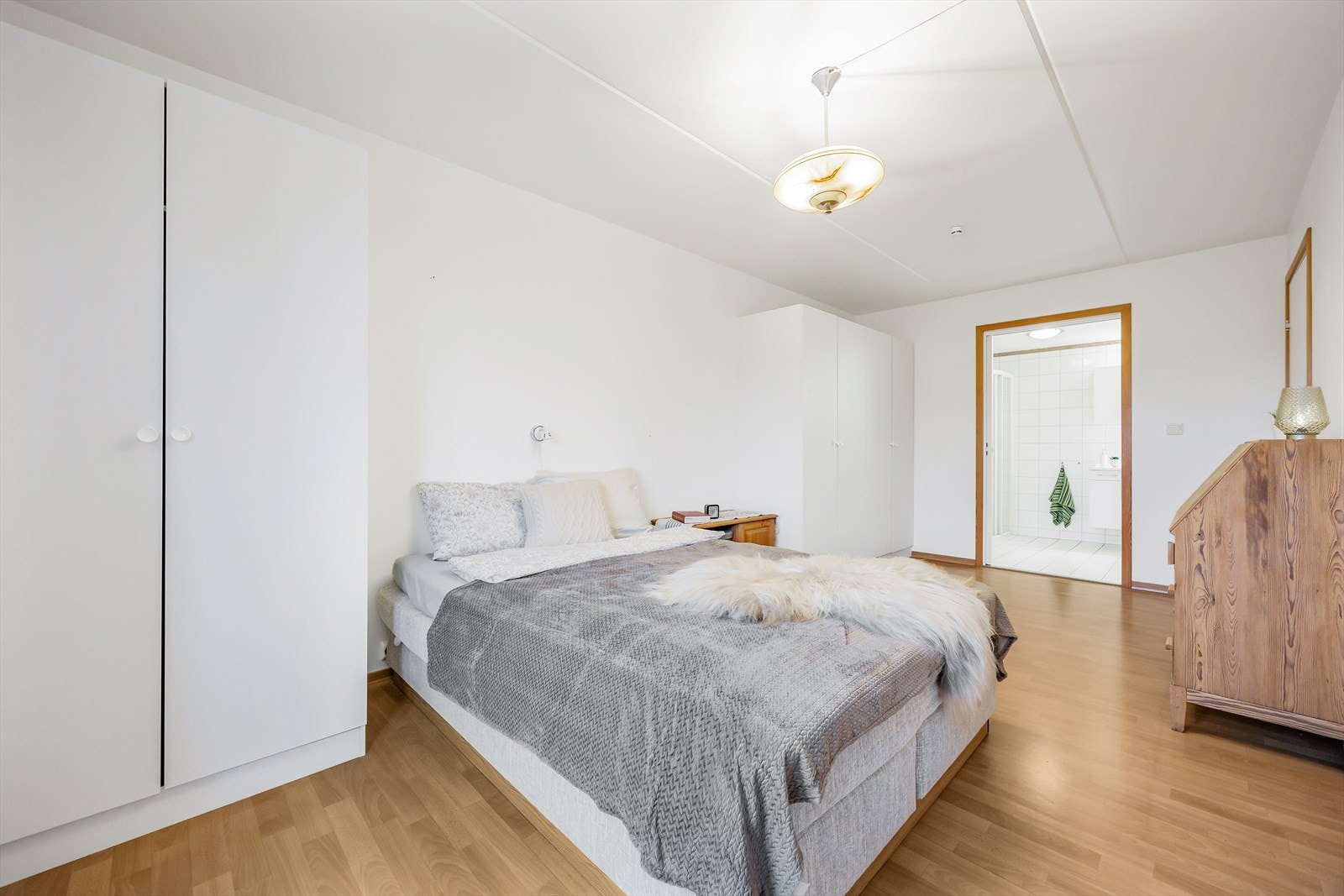 Leiligheten har et innbydende soverom som ligger i suiteløsning med badet. Galleribilde