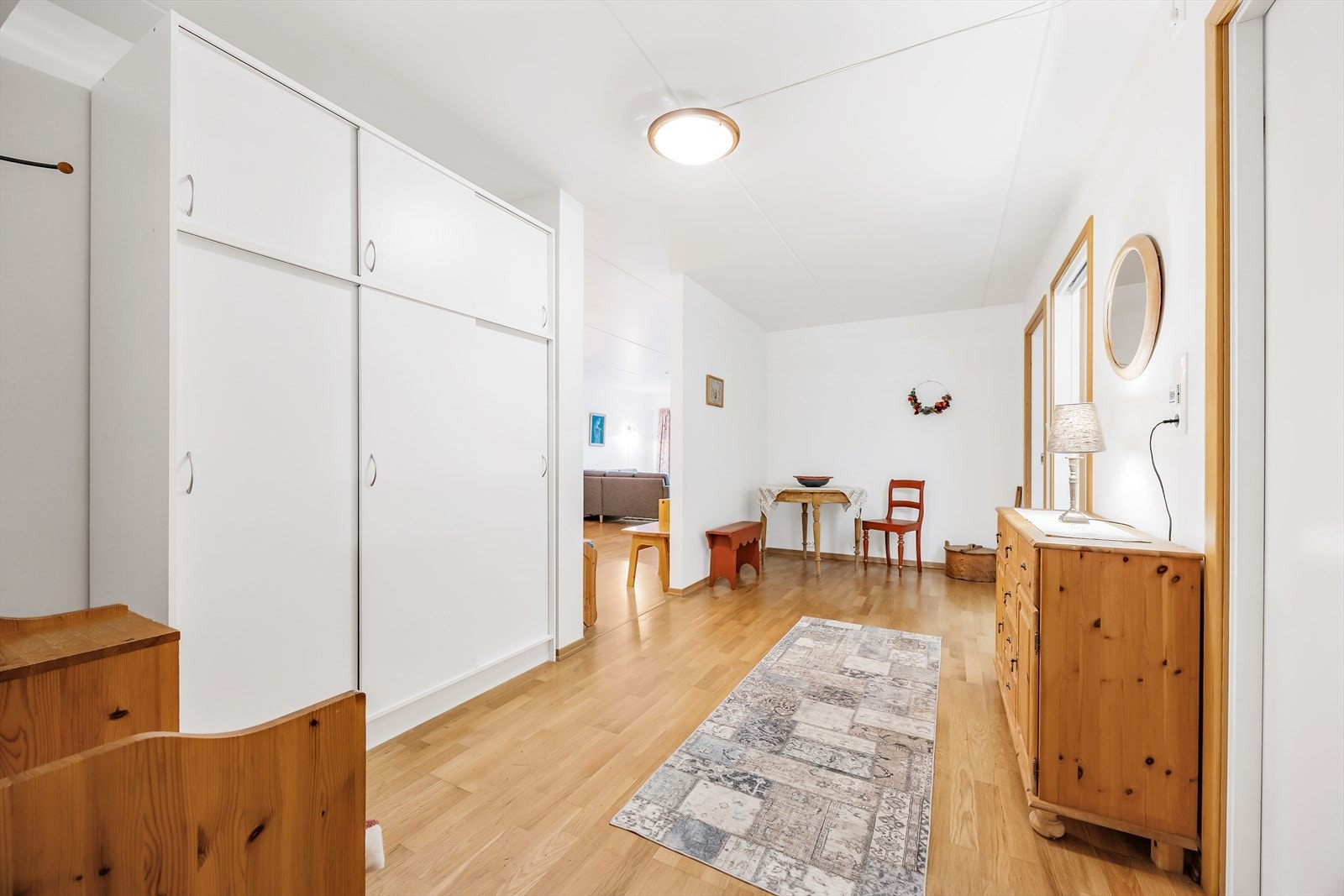 Et garderobeskap sørger for praktisk oppbevaring av ytterklær og sko. Galleribilde