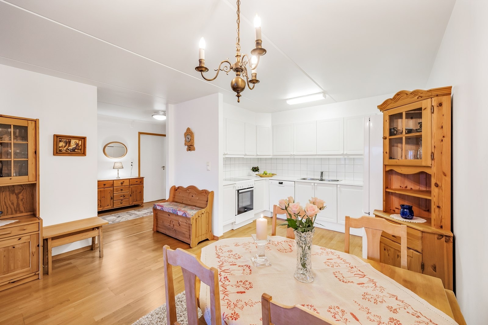 Videre inn ligger kjøkken og stue i en åpen løsning. Galleribilde