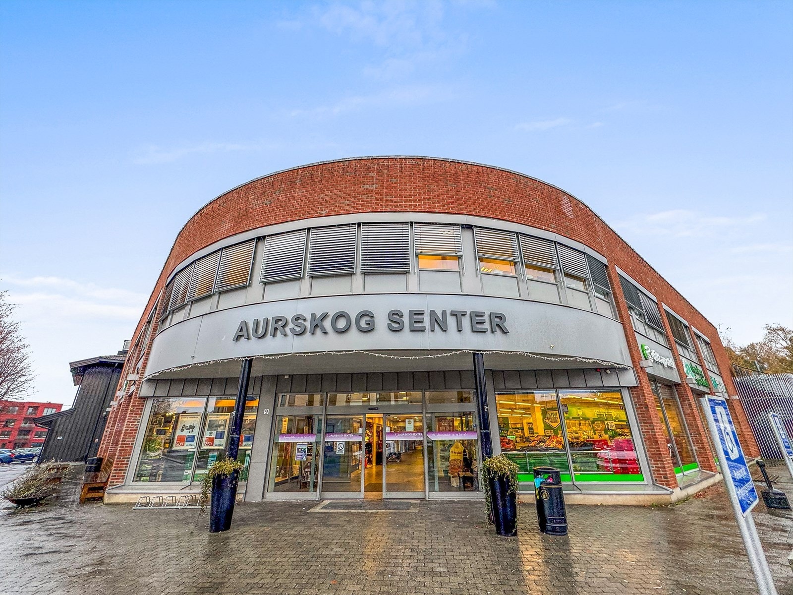 I Aursmoen sentrum ligger også Aurskog Senter som sørger for at du får handlet mye av det du trenger i det daglige.
I første etasje er det flere butikker og en hyggelig kafé, mens det i andre etasje er forskjellige helsetjenester. Galleribilde