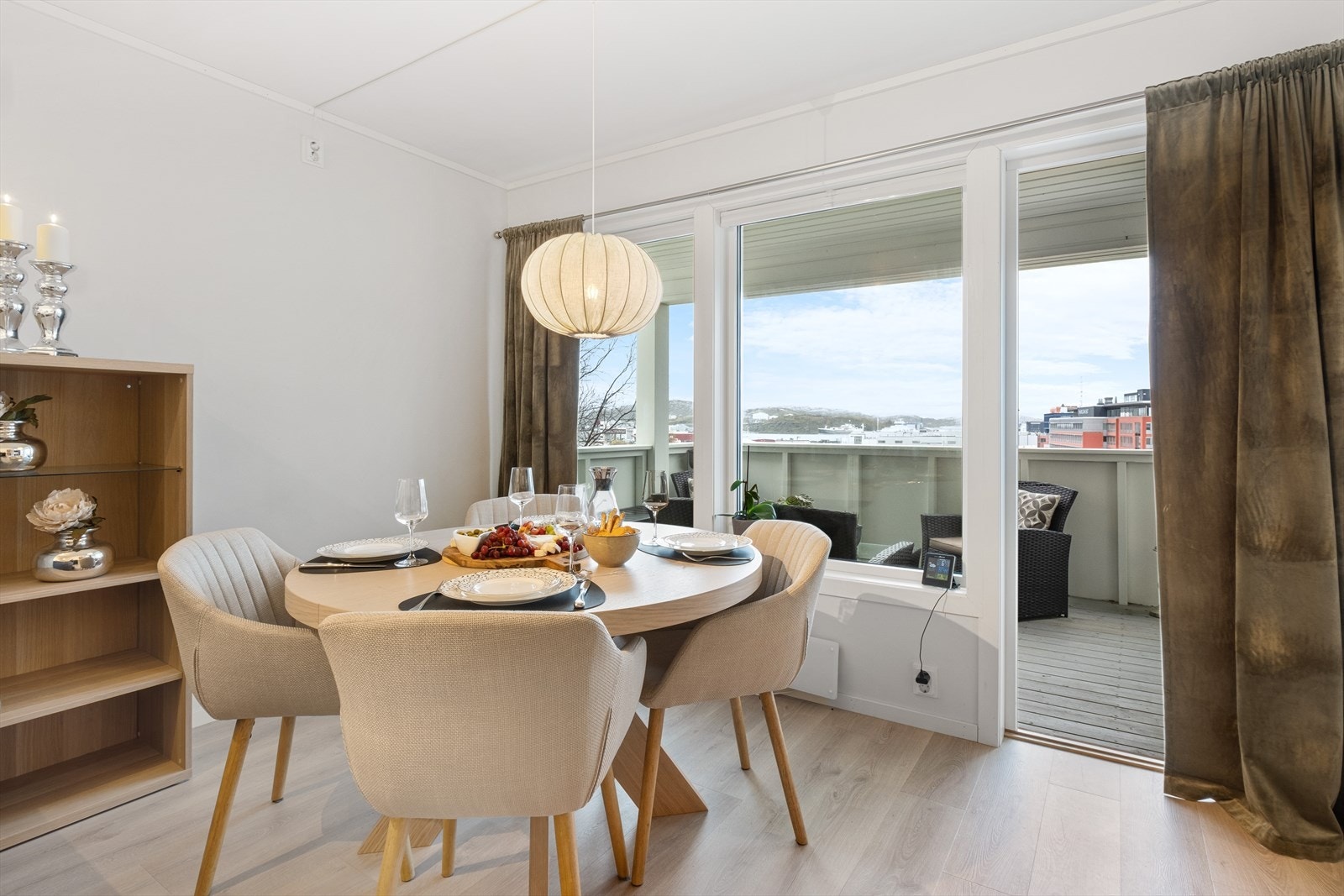 Fra stuen er det utgang til takoverbygd balkong. Galleribilde