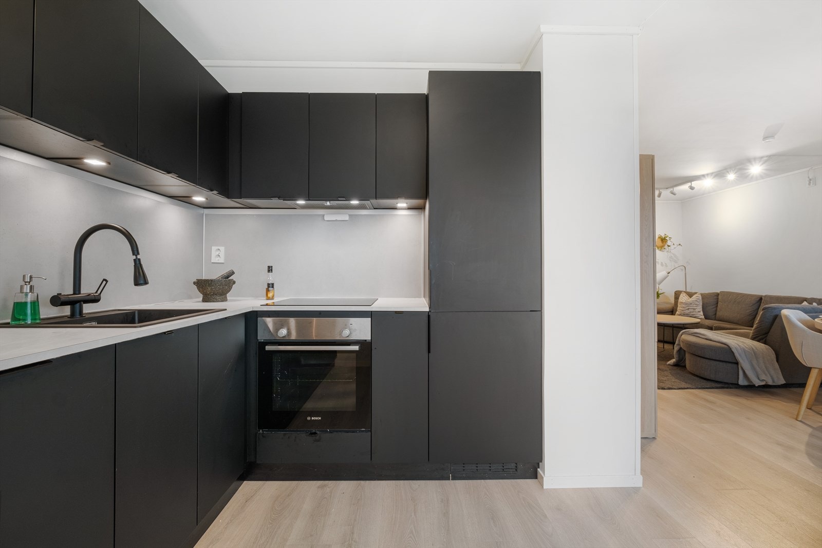 Integrerte hvitevarer som koketopp, stekeovn, oppvaskmaskin og kombinert kjøl-/fryseskap. Galleribilde