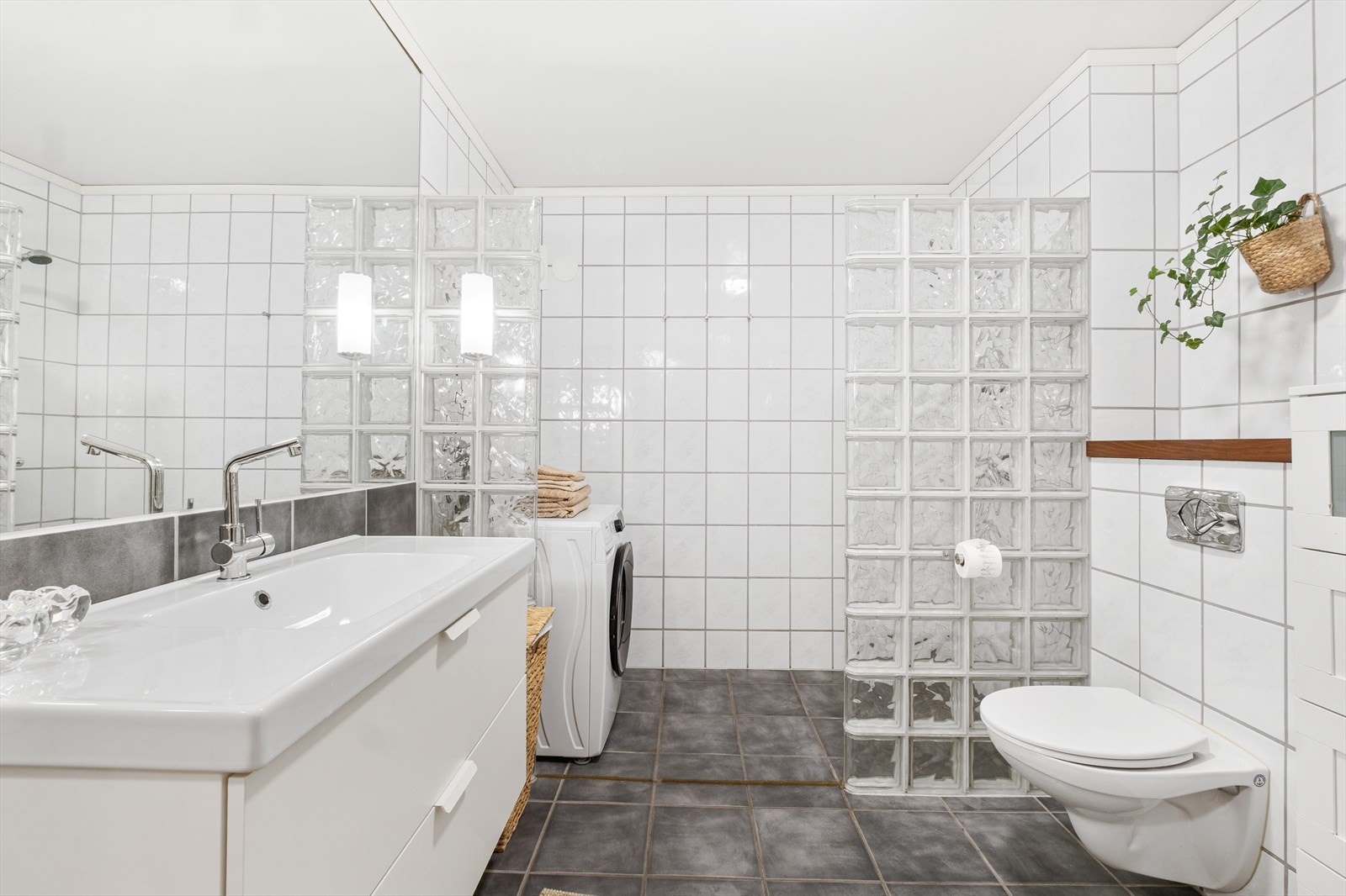 Pent flislagt bad med varme i gulv. Galleribilde