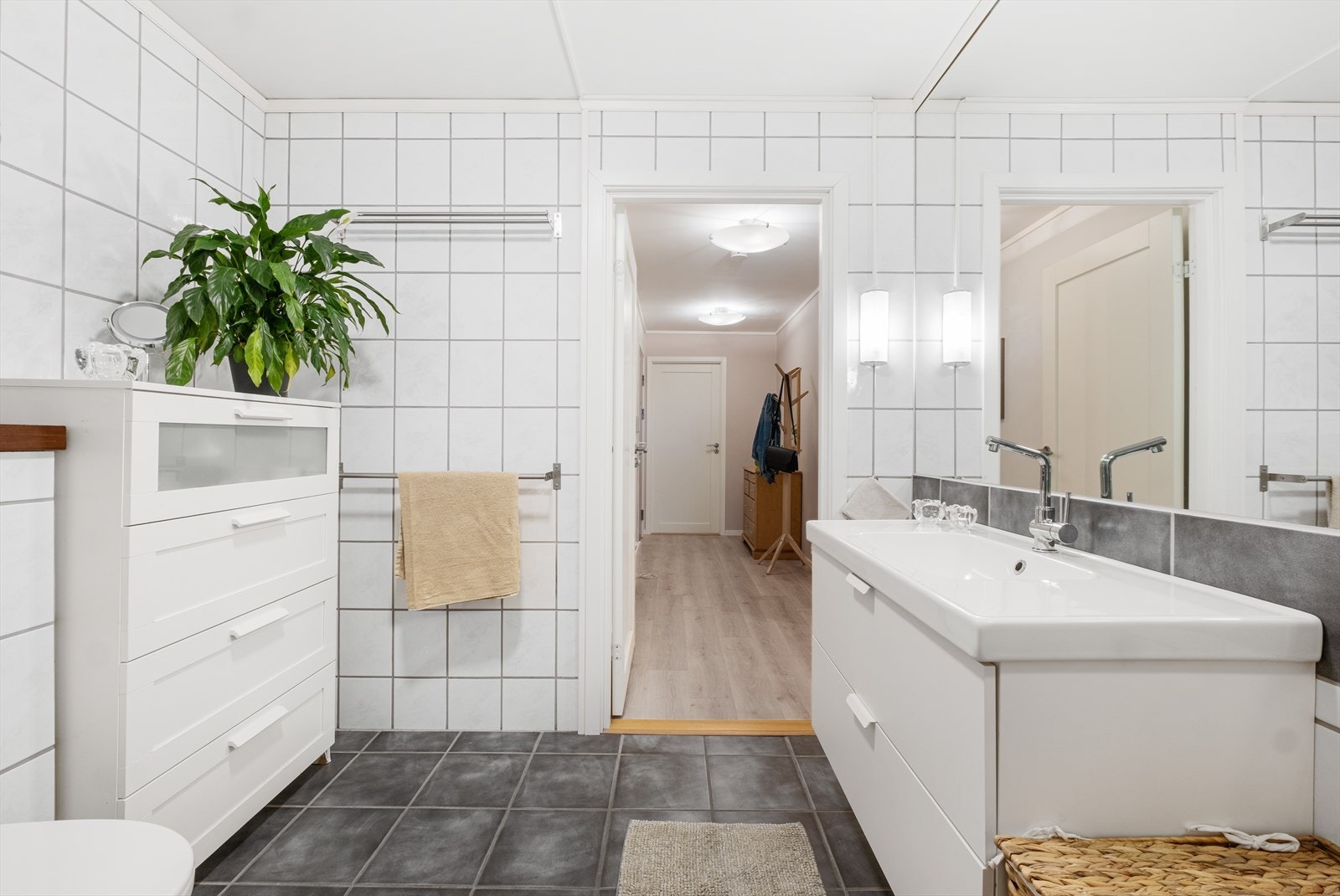 Ankomst til bad fra gang. Galleribilde