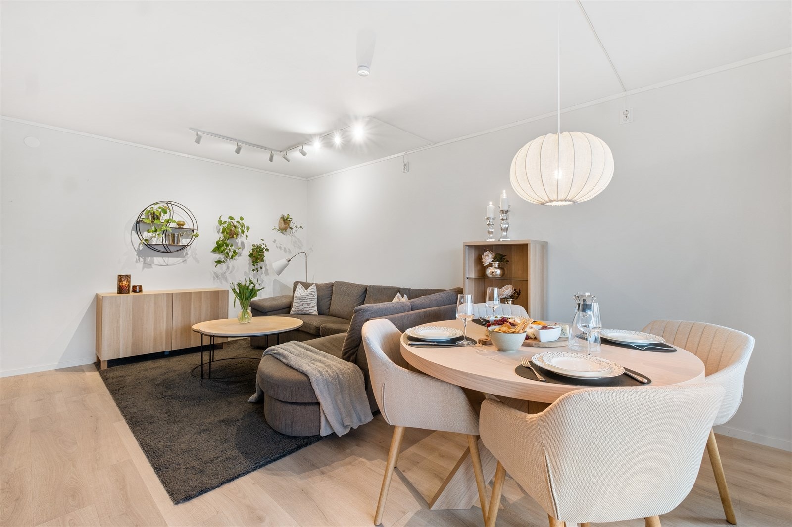 Plass til både sofa- og spisegruppe. Galleribilde