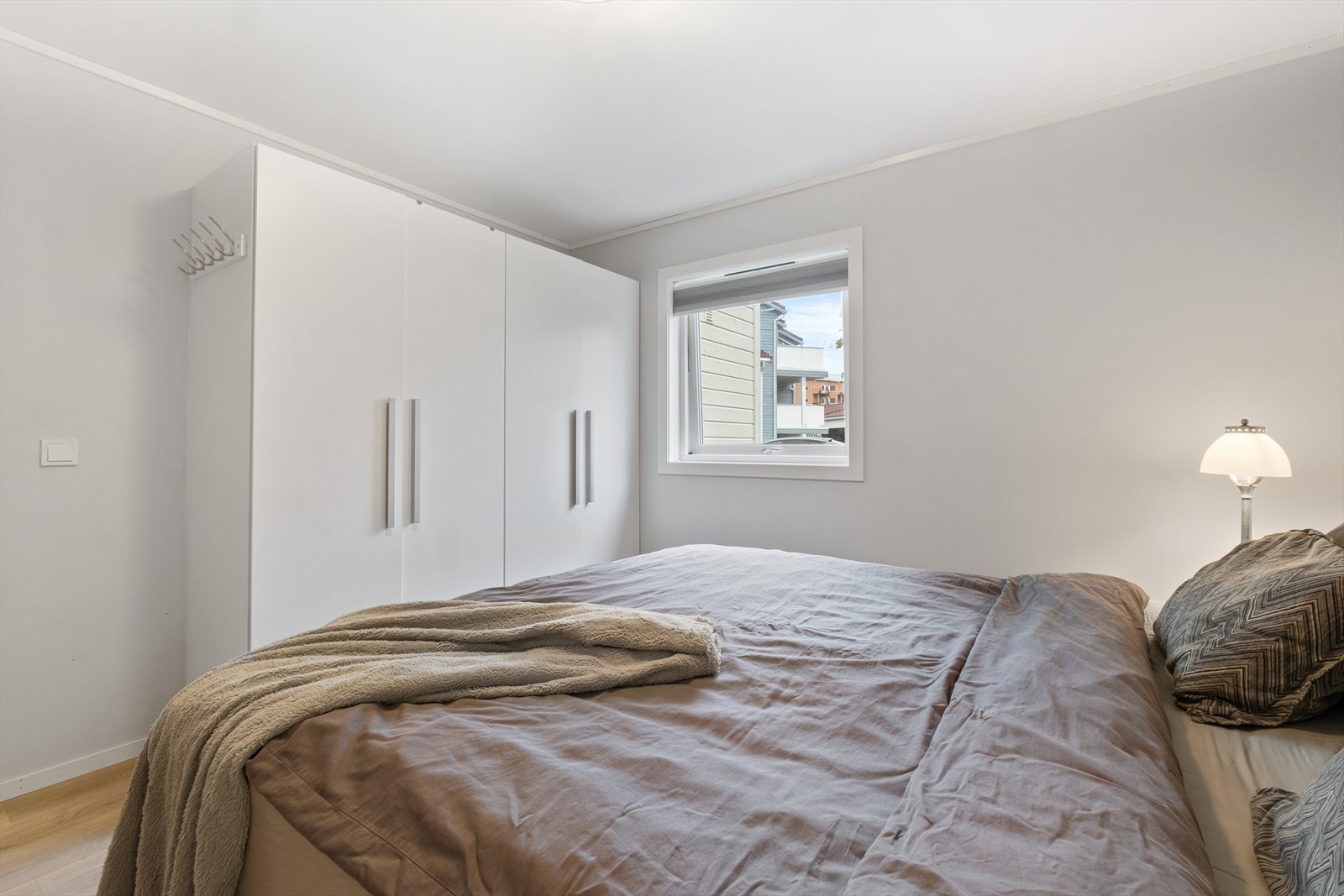 Soverommet er romslig med to garderobeskap. Galleribilde