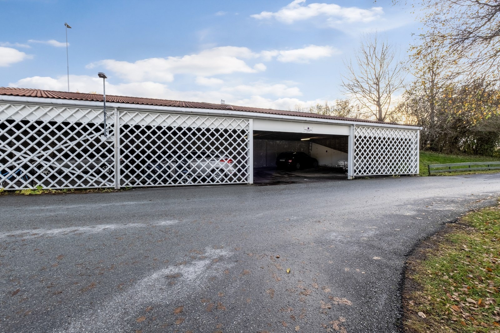 Parkering i carport Galleribilde