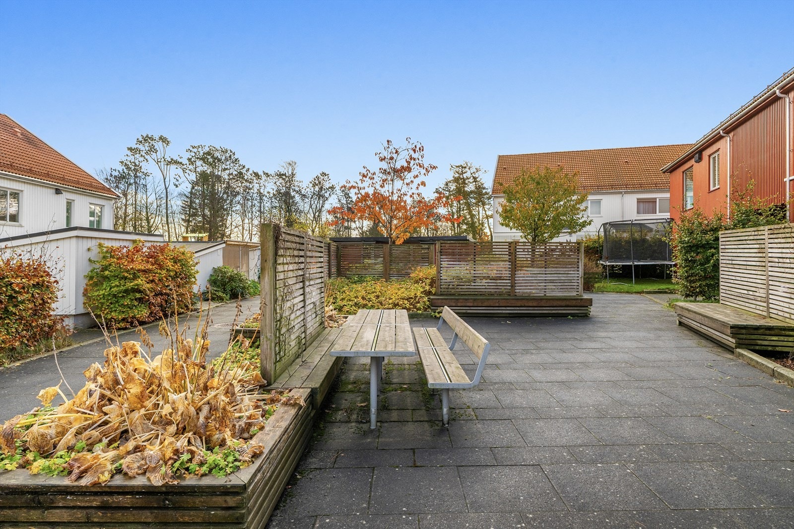 - Det er rimelig med benkeplass og lekeområder for de minste i familien - Galleribilde