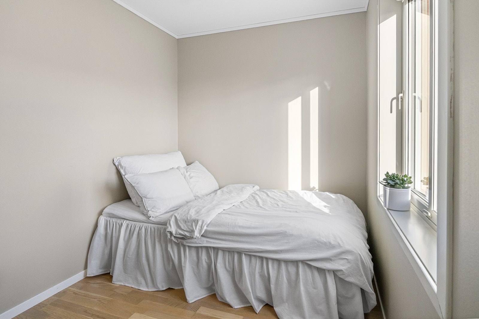 - Soverom 2 brukes i dag som gjesterom og kontor - Galleribilde