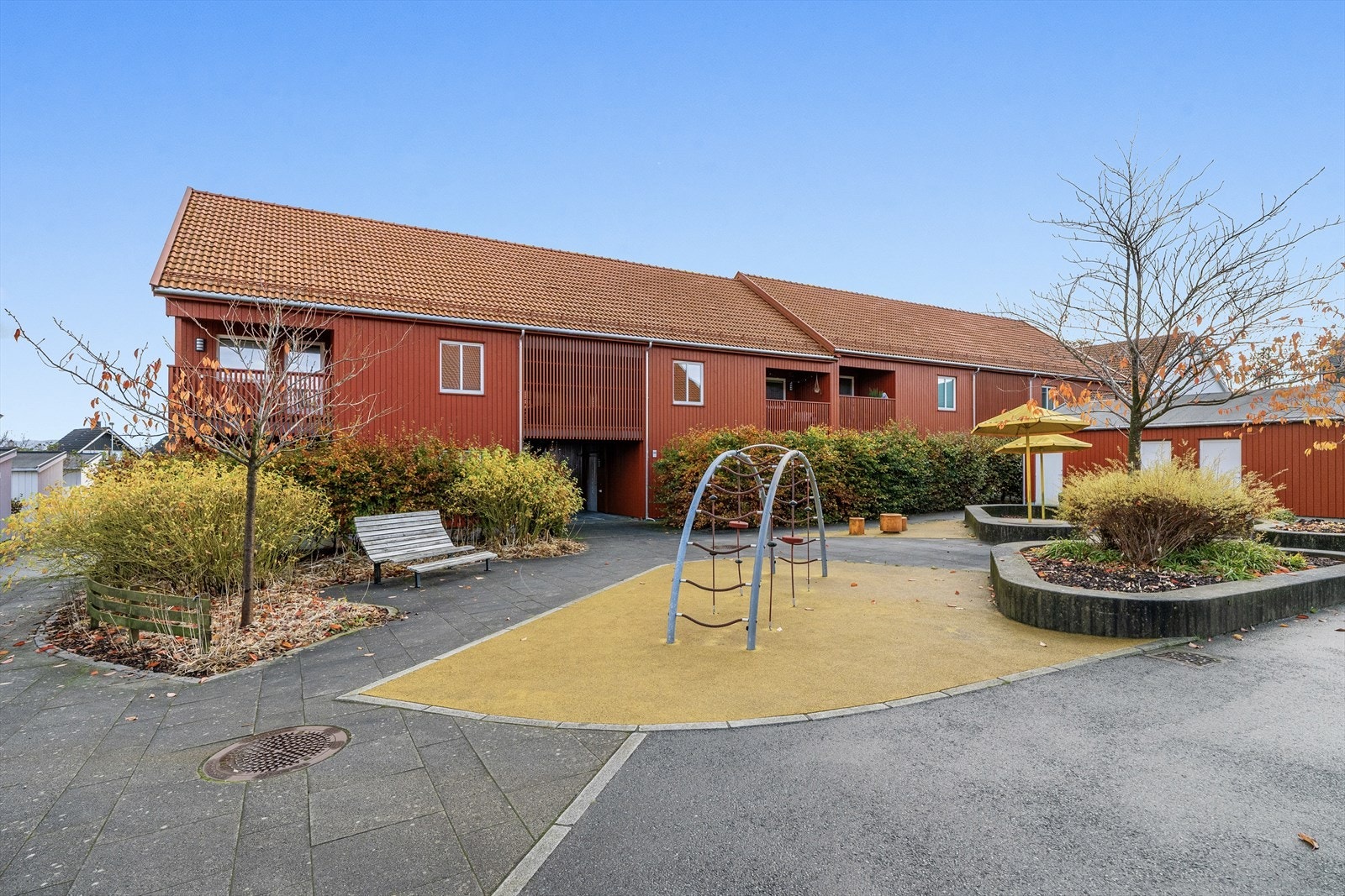 - Det er både lekeaparater, sandkasse og grøntområder like utenfor leiligheten - Galleribilde