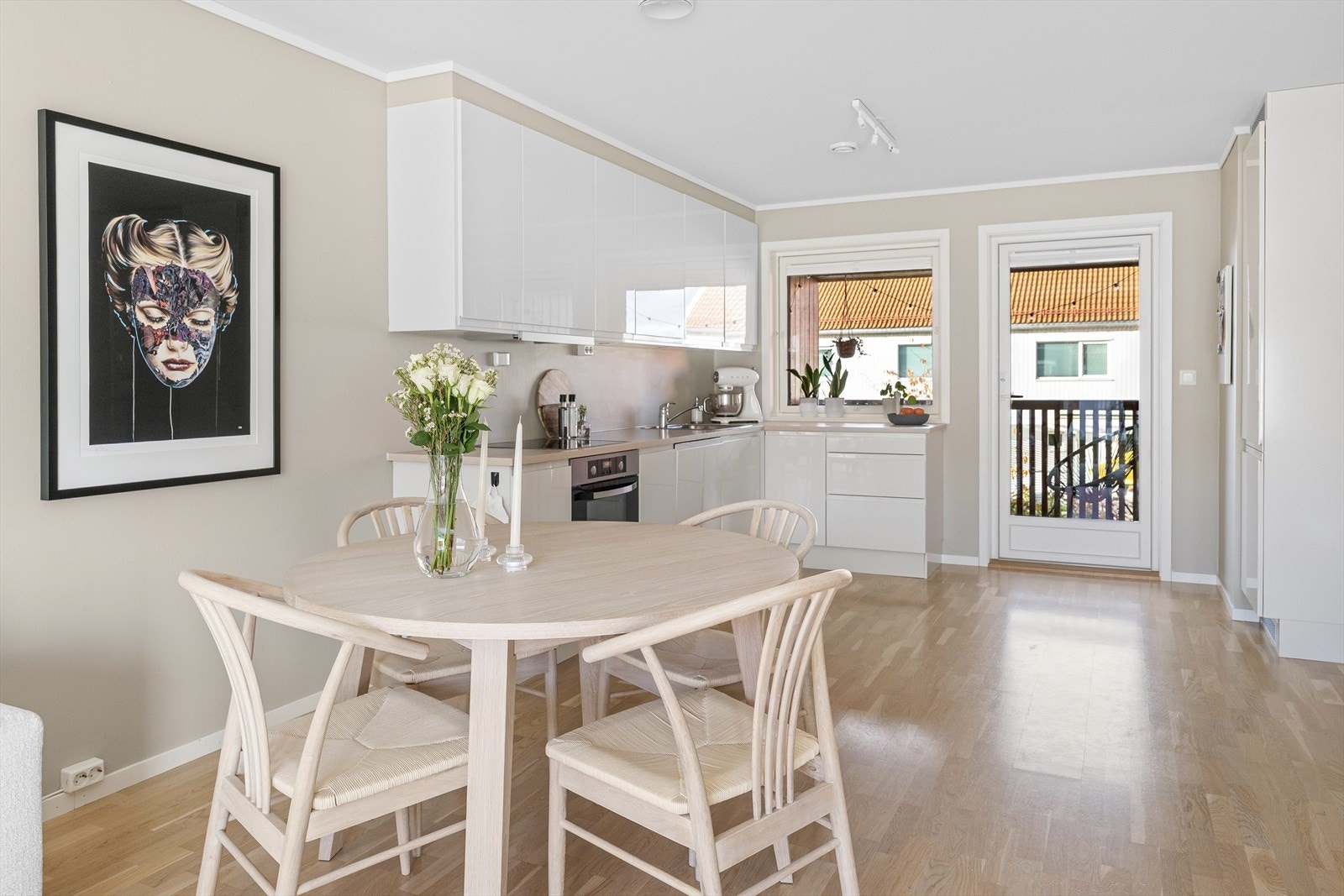 - Like ved kjøkkenet er det god plass til spisebord - Galleribilde