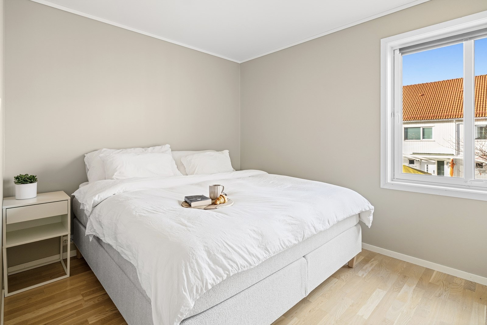 - Hovedsoverommet er av god størrelse med plass til dobbeltseng, nattbord og garderobeskap - Galleribilde