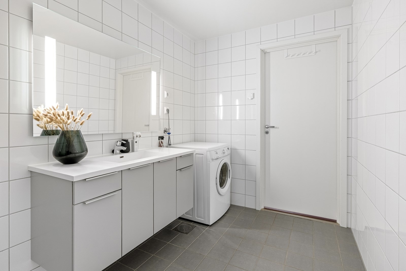 - Det er opplegg for vaskemaskin og tørketrommel ved vasken - Galleribilde