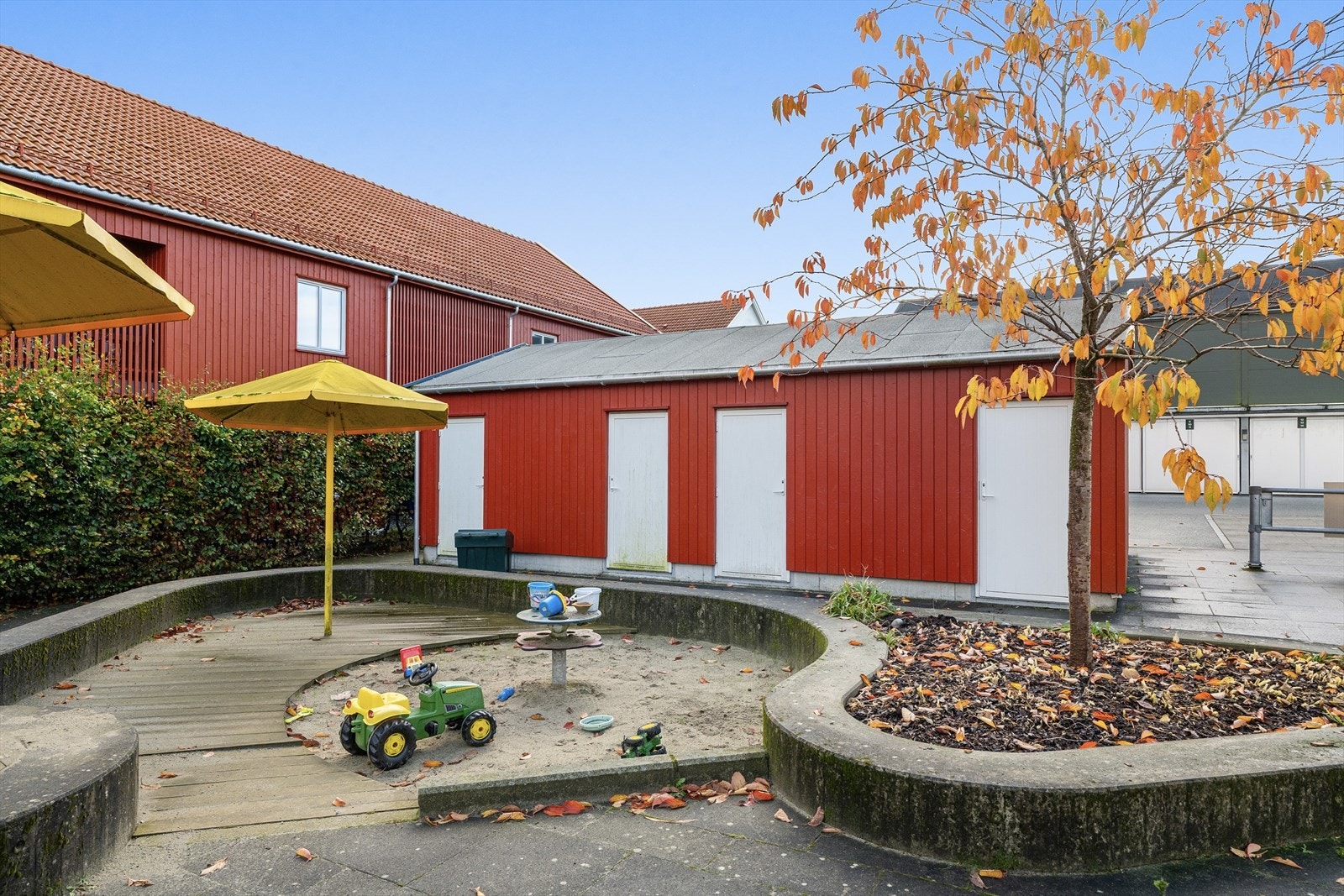 - Det følger en ekstern bod på 5 kvm på høyre ende ved sandkassen - Galleribilde