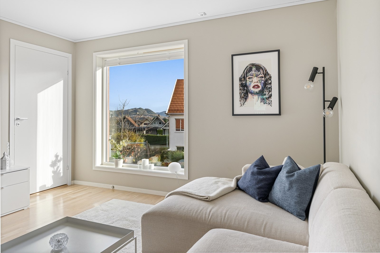 - Utsikt over nærområdet fra stuevindu også - Galleribilde