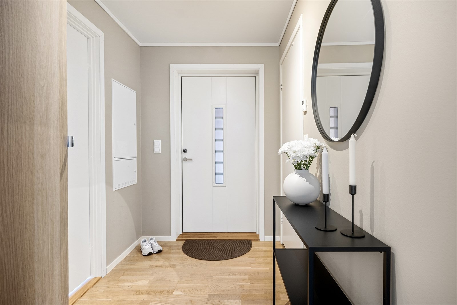 - Romslig entre med oppbevaringsplass i skap - Galleribilde