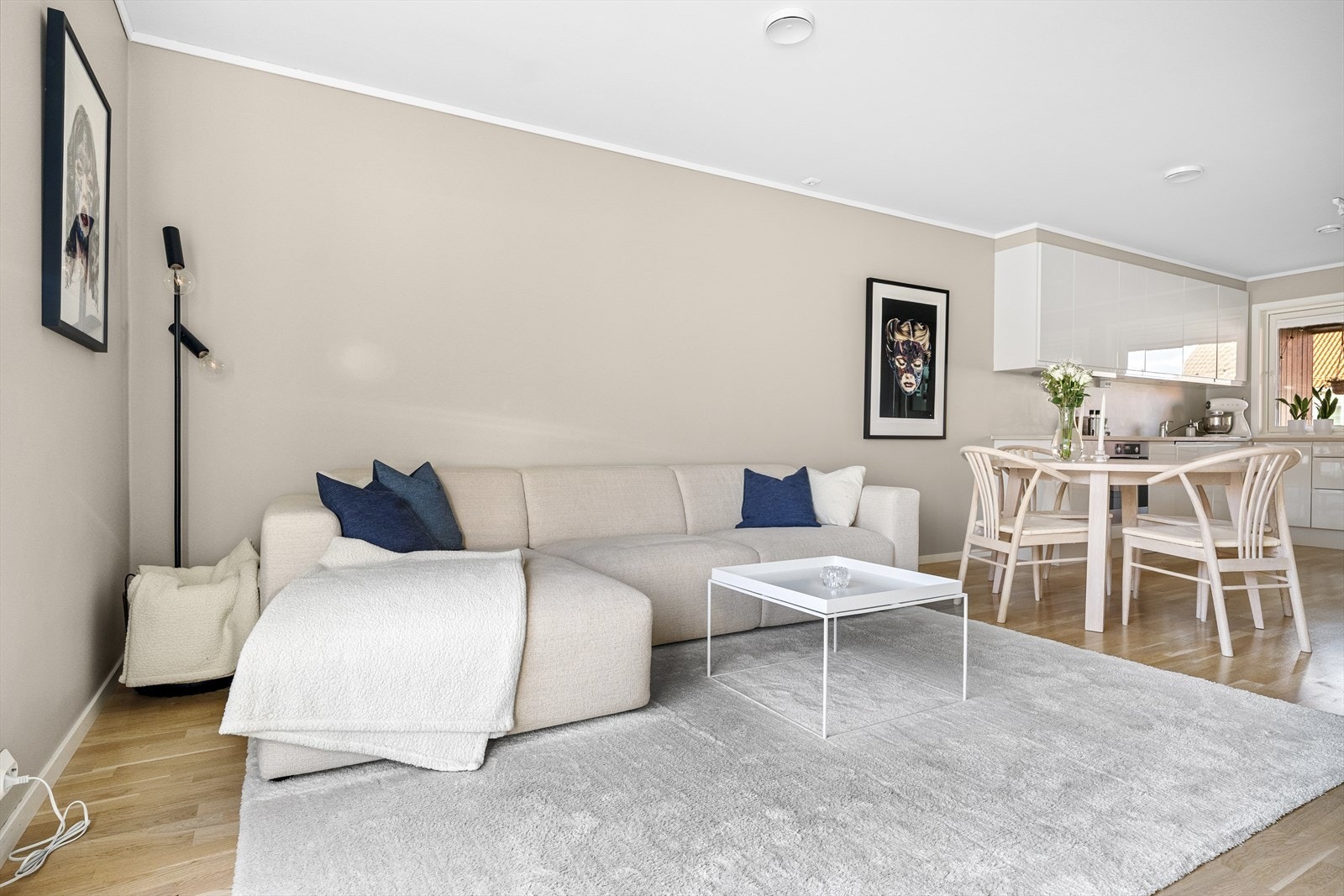 - Leiligheten er malt i en pen og moderne beige-tone og har flott parkett på gulv - Galleribilde