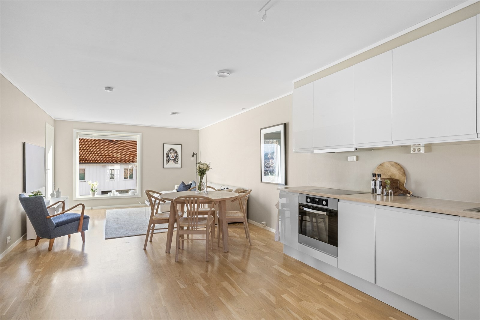 - Leiligheten er gjennomgående med vinduer i begge ender - Galleribilde