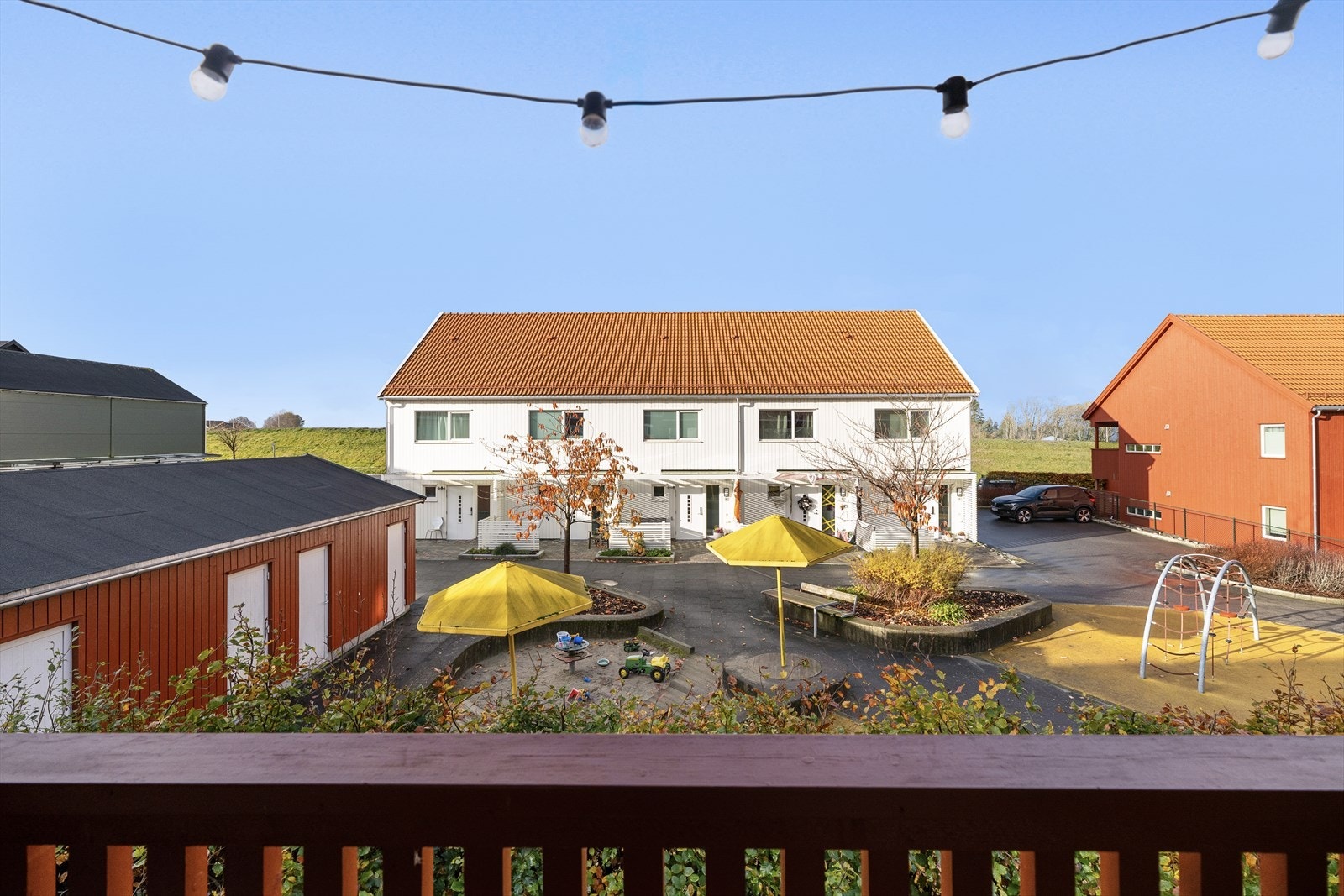 - Herfra har man flott utsikt over fellesområdet, samt den eksterne boden i enden av det røde bygget - Galleribilde