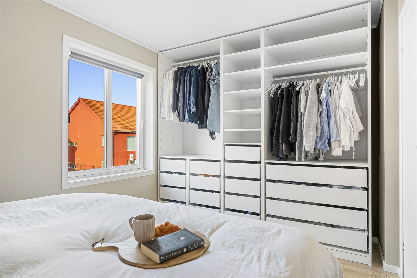 - Det er i dag montert garderobeskap med både oppheng, skuffer og hyller - Galleribilde