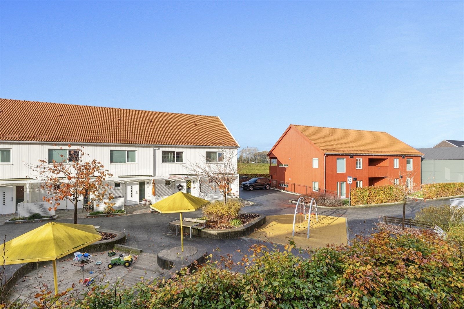 - Det er både sandkasse, lekeaparater og sittegrupper like utenfor, perfekt for barnefamilier - Galleribilde