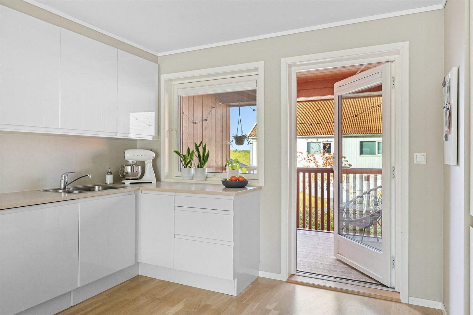 - Utgang til balkongen fra kjøkkenet - Galleribilde