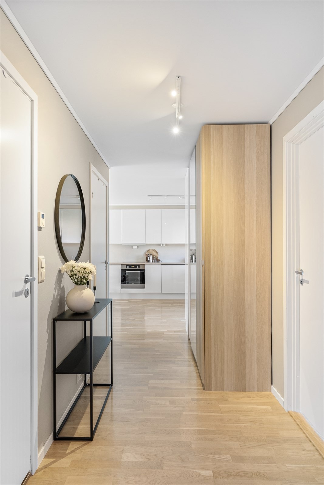 - Det er også en bod like ved gangen for ekstra oppbevaringsplass, samt en utvendig like ved gjesteparkeringen - Galleribilde