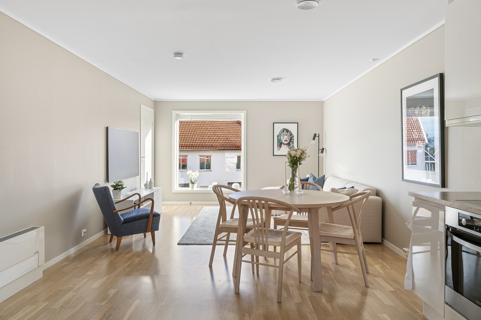 - Det er åpen løsning mellom stue og kjøkkenet som skaper en sosial planløsning - Galleribilde